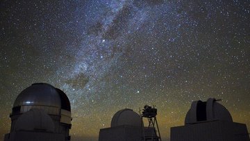 Teleskopkuppeln vor Sternenhimmel