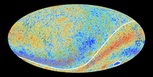 Die Grafik zeigt die Planck-Karte, wird aber durch eine geschwungene weiße Linie durchteilt. Links davon dominieren blaue Punkte, es ist also etwas kälter und rechts davon rote Punkte, dort ist es also etwas wärmer. Zudem ist im rechten, unteren Bereich ein „kalter Fleck" markiert.