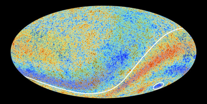 Asymmetrien in der kosmischen Hintergrundstrahlung Die Grafik zeigt die Planck-Karte, wird aber durch eine geschwungene weiße Linie durchteilt. Links davon dominieren blaue Punkte, es ist also etwas kälter und rechts davon rote Punkte, dort ist es also etwas wärmer. Zudem ist im rechten, unteren Bereich ein „kalter Fleck" markiert.