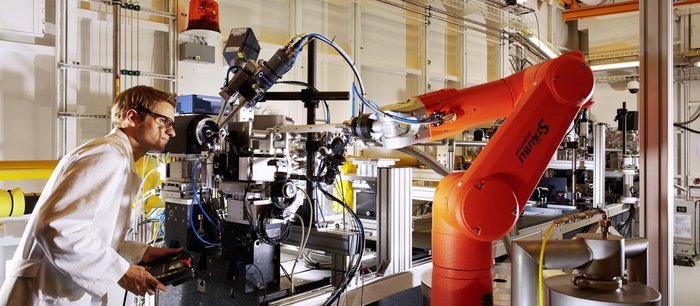 Messstation an PETRA III Ein Wissenschaftler im weißen Kittel bedient mit beiden Händen eine Maschine.