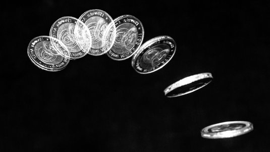 Eine Münze, die in mehreren Phasen ihres Wurfs gezeigt wird.