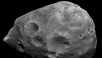 Unregelmäßig geformter Himmelskörper mit vielen Kratern auf der Oberfläche