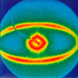 Ein heller Klecks in der Mitte ist von einem elliptischen Ring umgeben