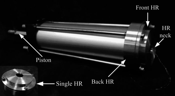 Akustischer Generator, bestehend aus einem metallischen Schallzylinder und Piezoscheibe.