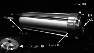 Akustischer Generator, bestehend aus einem metallischen Schallzylinder und Piezoscheibe.