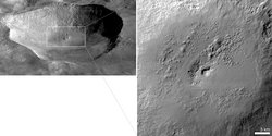 Schwarzweißaufnahme des Kraters Marcia mit einem vergrößerten Ausschnitt der Kratermitte.