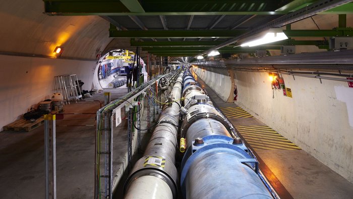 Zwei große Röhren, die in einen Tunnel hineinreichen