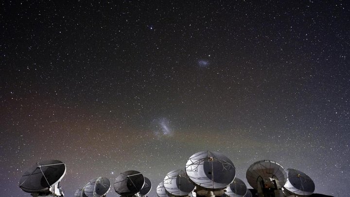 Viele Radioteleskope vor Sternenhimmel