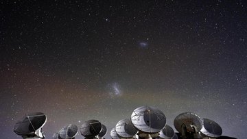 Viele Radioteleskope vor Sternenhimmel