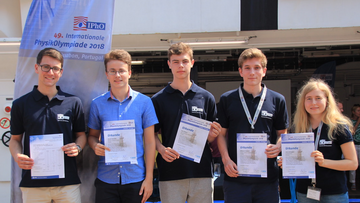 Das Bild zeigt eine Gruppe von füng Jugendlichen mit Urkunden der internationalen Physik Olympiade.