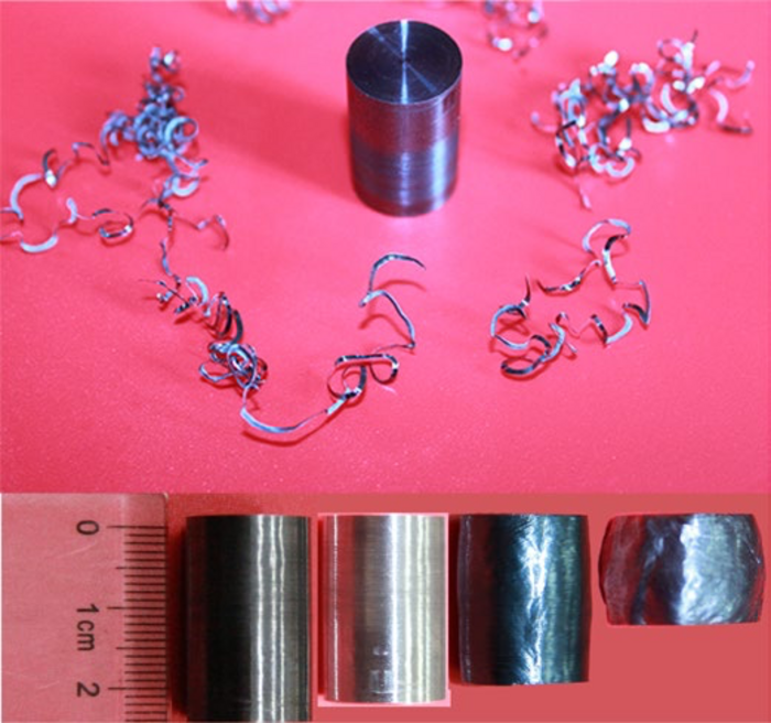 Silbersulfid im Test Metallisch glänzende Zylinder und davon abgehobelte Späne.