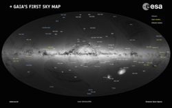 Eine ovalförmige Karte der Milchstraße. Die Namen prominenter Objekte sind auf der Karte gekennzeichnet. 