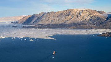 Das Forschungsschiff „Polarstern“ steuert auf Grönland zu, dessen Küste von Eisschollen umgeben ist.