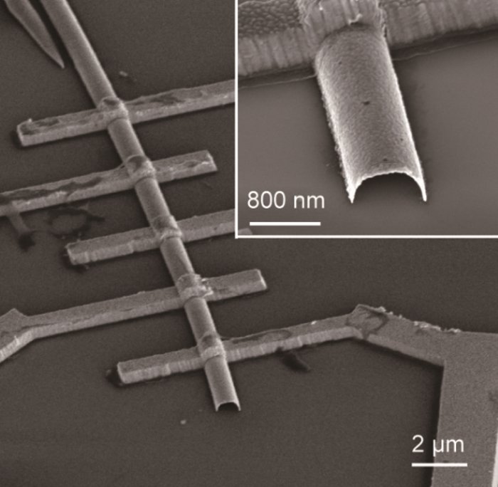 Nanodraht im Detail Mikroskopbild, auf dem sich der verästelte Draht über eine glatte Oberfläche erhebt.