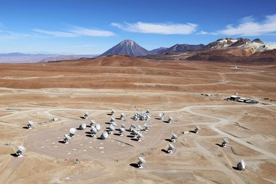 Teleskopschüsseln auf einer Ebene in bergigem Gelände