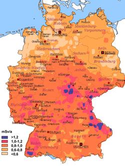 Deutschlandkarte mit unterschiedlich eingefärbten gebieten. In den Mittelgebirgen ist die natürliche Strahlenbelastung höher als in den Ebenen.