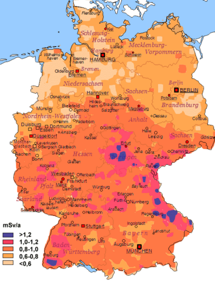 Natürliche Strahlenbelastung in Deutschland Deutschlandkarte mit unterschiedlich eingefärbten gebieten. In den Mittelgebirgen ist die natürliche Strahlenbelastung höher als in den Ebenen.