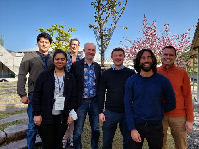 Tim Lichtenberg (3. v. r.) und Kolleginnen und Kollegen von der Universität Groningen Gruppenbild von sieben Personen im Freien