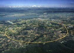 Luftbild, darüber sind Linien für den LHC-Tunnel gezeichnet.