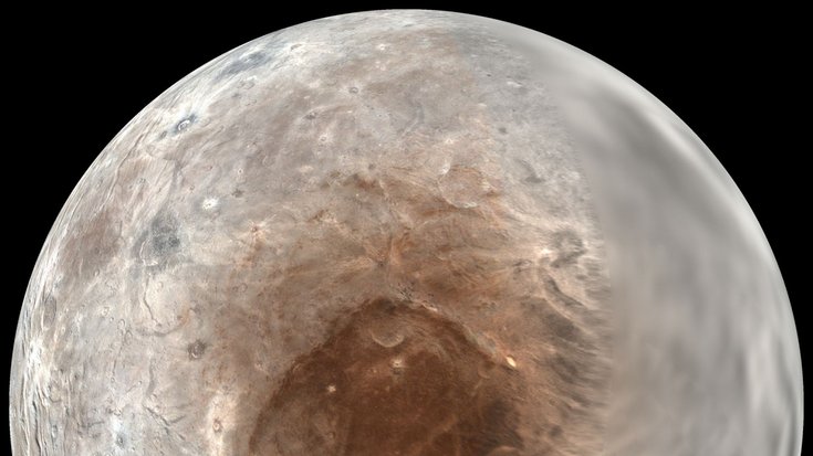 Nordpol des Plutomonds Charon, Bildquelle: NASA/Johns Hopkins University /Southwest Research Institute; Lizenz: gemäß den Bedingungen der Quelle Blick auf einen Himelskörper, zentral einen dunkelrote Region.