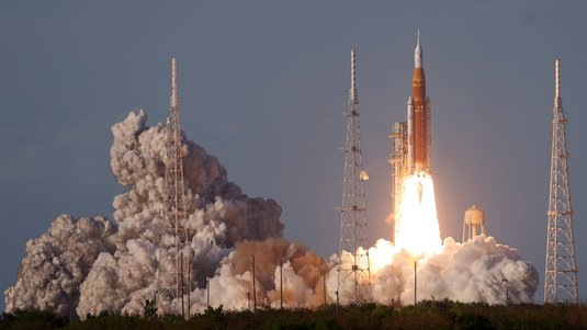 Rakete beim Start, die Flammen ausstößt