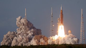 Rakete beim Start, die Flammen ausstößt