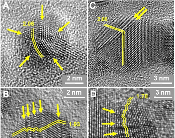 Nanodiamanten Graue Punkte bilden sechseckige Muster. Die regelmäßige Struktur ist an einigen Stellen durch Störungen unterbrochen.