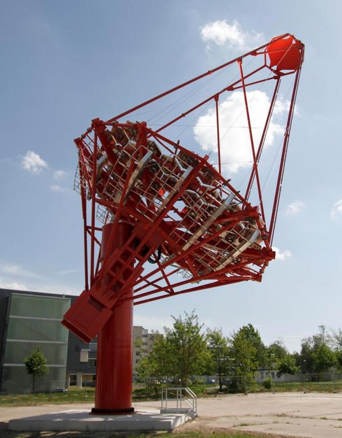 Freistehende Teleskop-Antenne aus rotem Metall