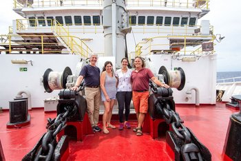 Zwei Forscherinnen und zwei Forscher auf dem Deck eines Expeditionsschiffes