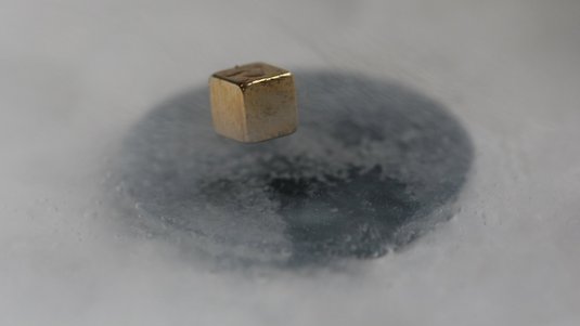 Supraleiter schwebt im Magnetfeld