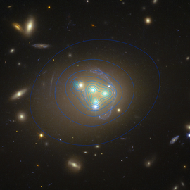 Galaxienhaufen, im Zentrum vier helle, eng beieinander stehende Galaxien. Rechts davon eine langgestreckte Struktur. Die Maxima der mit Konturlinien dargestellten Verteilung der Dunklen Materie stimmt bei drei Galaxien mit dem Maximum der Helligkeit überein, bei einer ist ein deutliche Abweichung erkennbar.