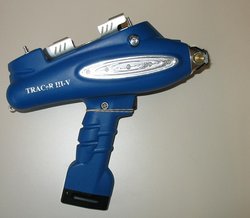 Pistolenförmiges Gerät für die Bedienung per Hand.
