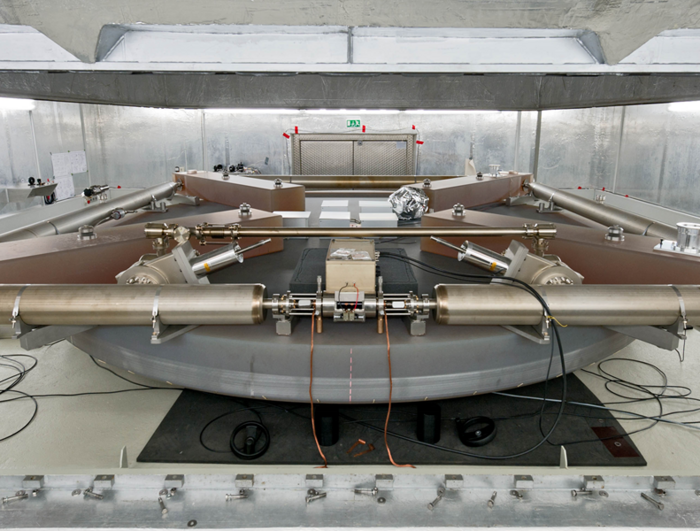 Geodätisches Observatorium Wettzell Metallische Scheibe in einem Raum mit Betondecke, auf dem sich röhrenartige maschinelle Aufbauten befinden