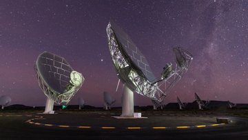 Mehrere Parabolantennen unterm Sternenhimmel