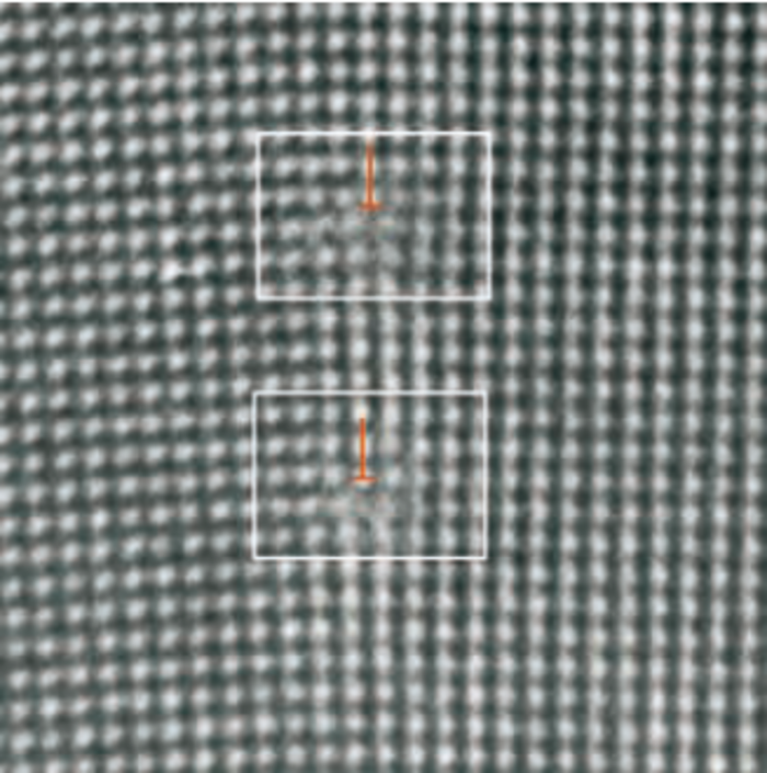 Streng geordnetes Atomraster mit V-förmiger, senkrechter Fehlstruktur