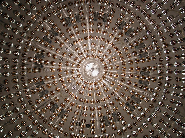 Blick ins Innere des Detektors Dutzende, radial angebrachte Detektoren.
