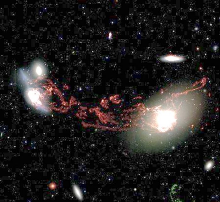 Gasfilamente zwischen zwei Galaxien Gasfilamente zwischen zwei Galaxien