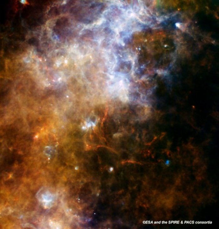 Erste Kartierung der interstellaren Wolken im Bereich des Kreuzes des Südens Das Bild zeigt interstellare Wolken im Bereich des Kreuzes des Südens, die mit den Herschel-Instrumenten PACS und SPIRE kartiert wurden. Im Falschfarbenbild sind drei Fern-Infrarotwellenlängen – 70, 160 und 350 Mikrometer – in die sichtbaren Farben blau, grün und rot übersetzt worden.