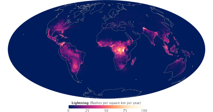Karte, die anzeigt wie häufig es auf der Welt blitzt. Deutlich sichtbar sind aktive Gebiete wie der Kongo, Mittelamerika, Südamerika, Nordindien und Indonesien.