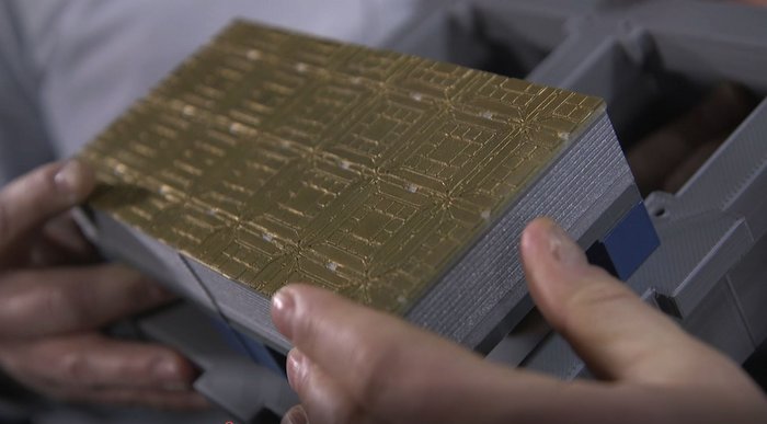 Modul eines Quantencomputers im 3D-Modell Jemand hält das 3D-Druck Modell eines Quantencomputermoduls in den Händen.