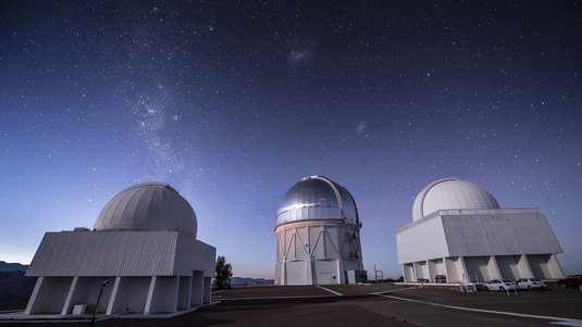 Teleskopkuppeln vor Nachthimmel