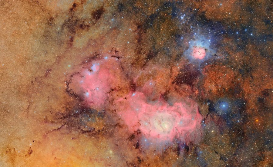 Sterne, Galaxien und leuchtende Strukturen vor dunklem Nachthimmel