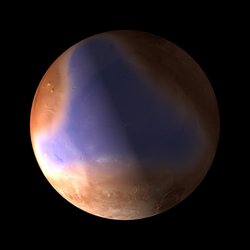 Blick auf die Nordhalbkugel des Mars, auf der ein großer, bläulich-violetter Fleck zu sehen ist.