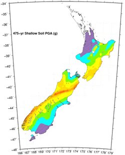 Infografik. Karte von Neuseeland. Auf den Inseln des Landes sind farbig die Zonen verschiedener Erdbebengefährdung markiert.