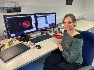 Porträt der Wissenschaftlerin Jana Köhler an einem Schreibtisch
