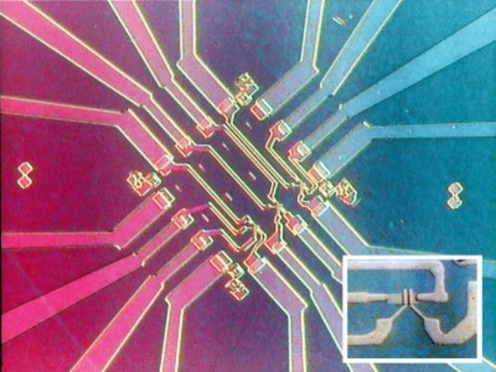 Spintronik-Testchip Aus vier senkrecht aufeinander stehenden Richtungen führen jeweils vier Leiterbahnen zentral auf eine elektronische Chipstruktur hin.
