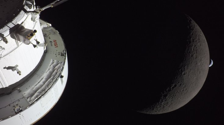 Raumkapsel mit Mond und Erde im Hintergrund