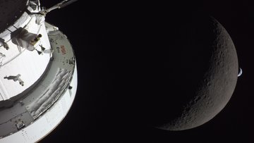 Raumkapsel mit Mond und Erde im Hintergrund