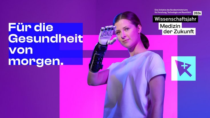 Plakat in Pink‑ und Violetttönen: Eine Frau im weißen T‑Shirt hebt eine bionische Hand vor das Gesicht. Links steht groß „Für die Gesundheit von morgen.“ Rechts oben: „Wissenschaftsjahr 2026 – Medizin der Zukunft“ (Initiative des BMFTR).