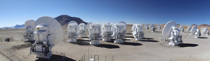 Teleskop-Anlage ALMA Unregelmäßig verteilte Antennen auf einem Plateau